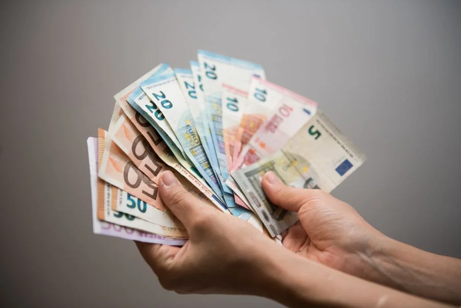  Đồng tiền phổ biến và có tính thống nhất cao nhất tại Châu Âu chính là Euro (€)