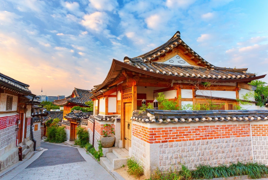 Làng Bukchon Hanok nằm giữa hai cung điện lớn của Seoul