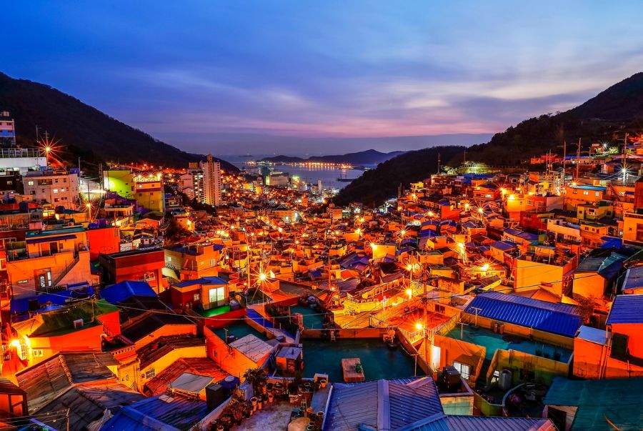 Làng sắc màu Gamcheon rực rỡ ánh đèn mỗi khi ánh hoàng hôn buông xuống