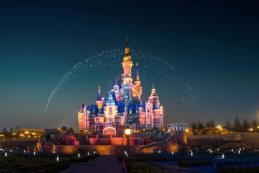 Khung cảnh lung linh về đêm của Disneyland Thượng Hải