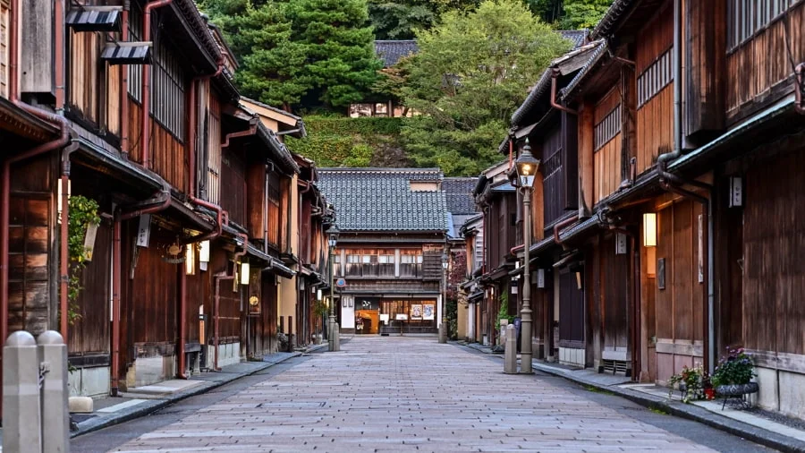 Kanazawa mang trong mình dấu ấn lịch sử sâu đậm của một thành phố samurai thịnh vượng, đồng thời sở hữu vẻ đẹp tự nhiên thanh tao và quyến rũ