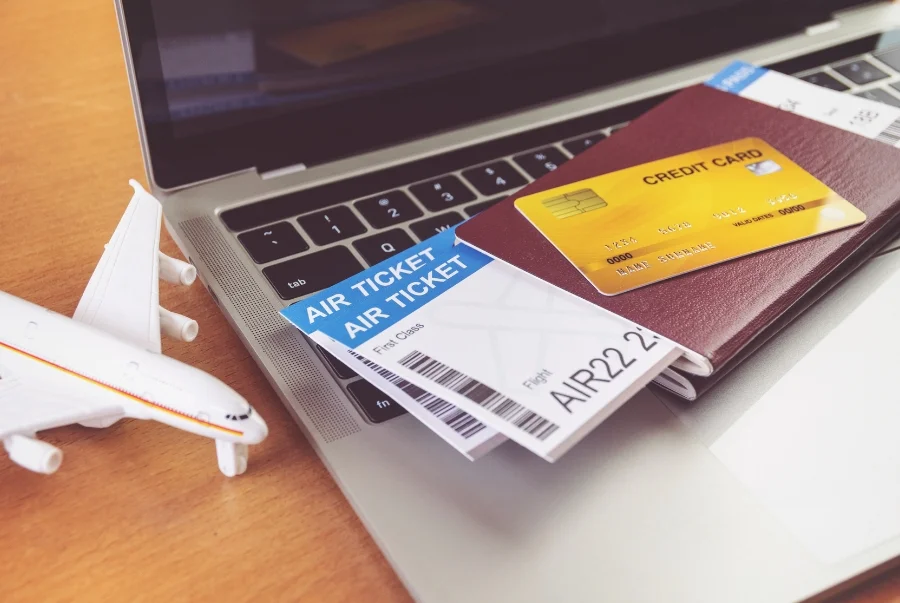 Ngoài hộ chiếu và visa du khách cần mang thêm những giấy tờ khác như vé máy bay, giấy tờ tuỳ thân và giấy xác nhận đặt phòng
