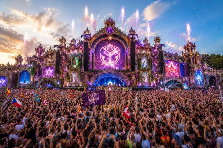 Tomorrowland biến thị trấn Boom trở thành “thánh địa EDM” với sân khấu hoành tráng