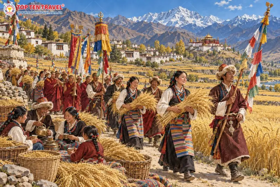 Đoàn người trong trang phục truyền thống đi giữa cánh đồng lúa mạch trong lễ hội Ongkor