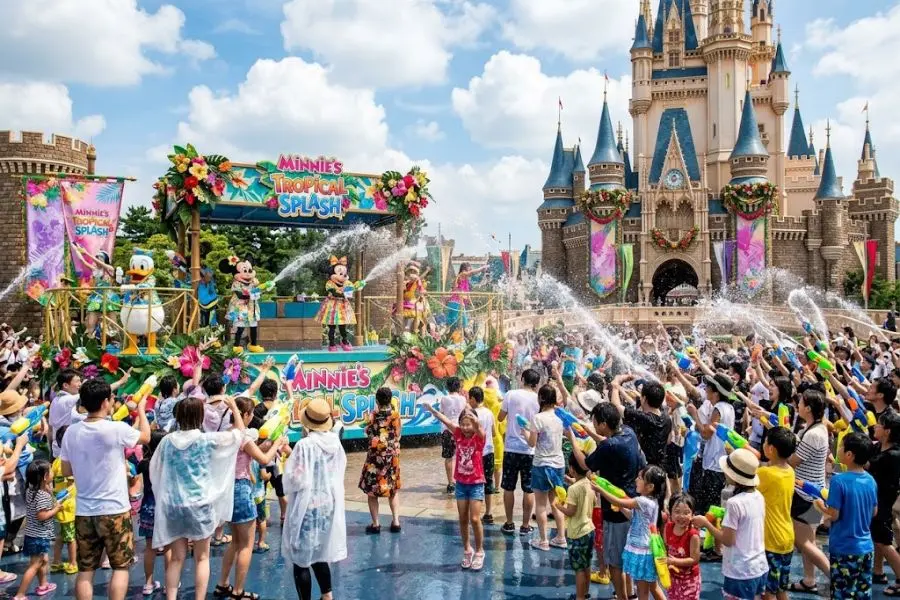 Các nhân vật Disney khuấy động không khí mùa hè với màn té nước đầy sôi động