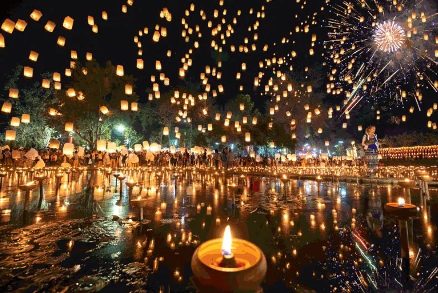 Bầu trời Chiang Mai rực sáng với hàng ngàn chiếc đèn trời bay lên trong lễ hội Yi Peng