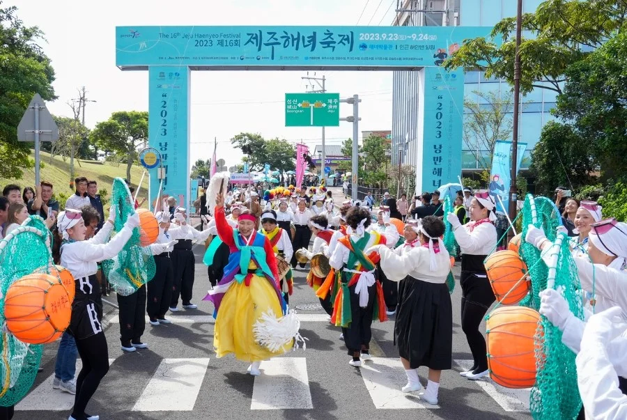 Không khí vui tươi và nhộn nhịp tại lễ hội Haenyeo Jeju