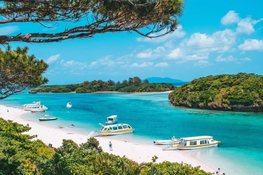 Với những bãi biển cát trắng trải dài và nền văn hóa Ryukyu độc đáo, Okinawa mang đến những trải nghiệm khó quên cho du khách