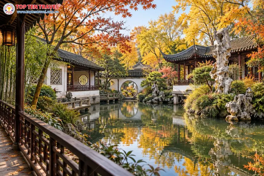 Lưu Viên gây ấn tượng với kiến trúc lâm viên tinh tế, những khối đá Thái Hồ độc đáo và không gian mùa thu yên bình