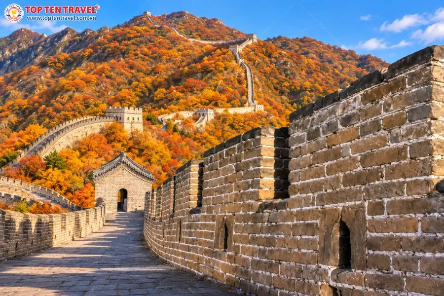 Mộ Điền Dục trở nên nổi bật vào mùa thu khi Vạn Lý Trường Thành uốn lượn giữa những sườn núi phủ sắc vàng, cam và đỏ.