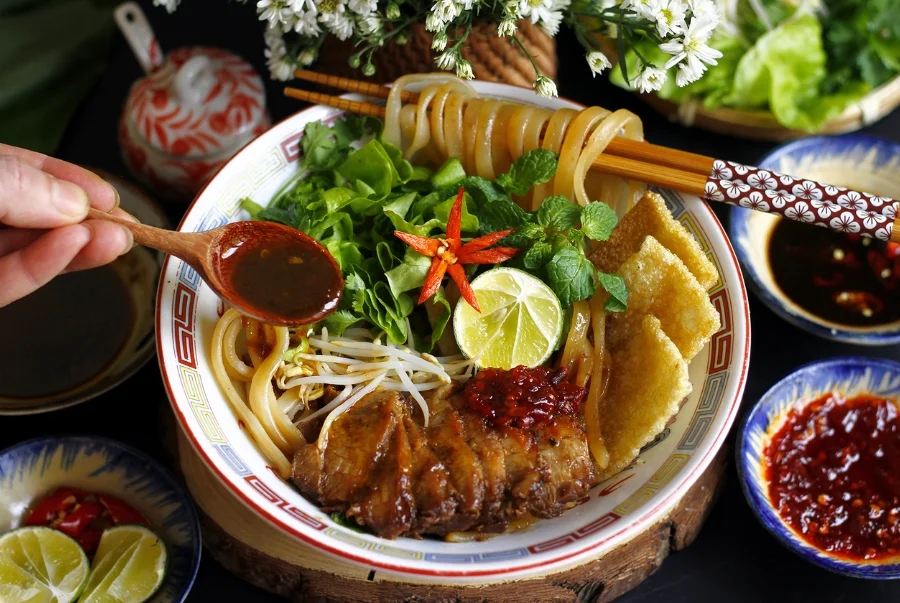 Cao Lầu là món ăn nổi tiếng biểu tượng cho ẩm thực của Hội An
