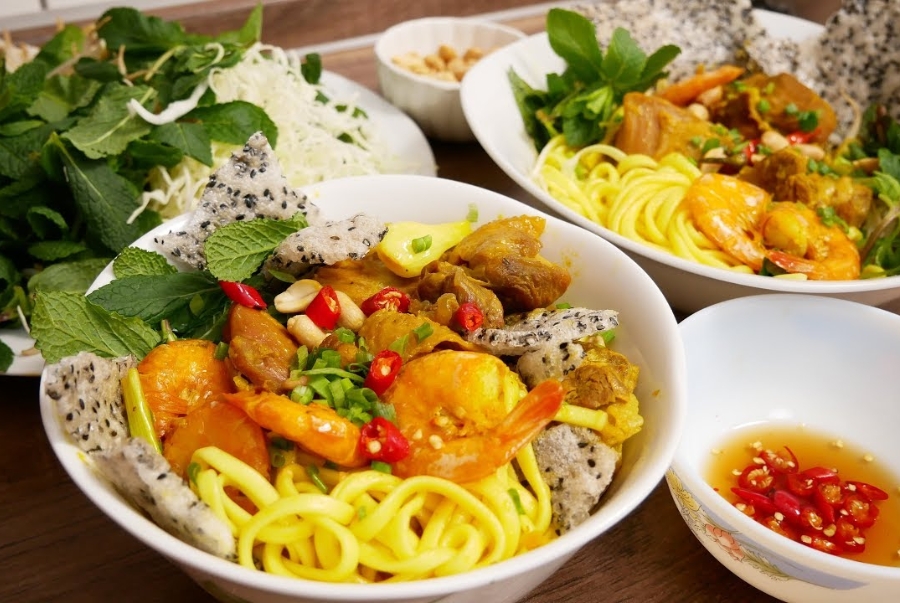 Tô mì Quảng gồm những món cơ bản như sợi mì vàng bản lớn đi kèm tôm thịt heo trứng cút và đậu phộng rang