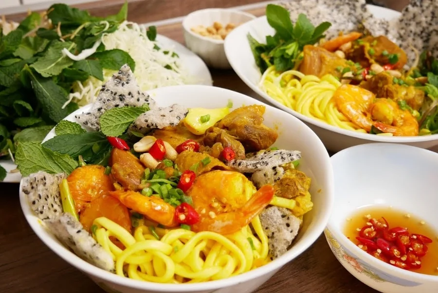 Tô mì Quảng gồm những món cơ bản như sợi mì vàng bản lớn đi kèm tôm thịt heo trứng cút và đậu phộng rang
