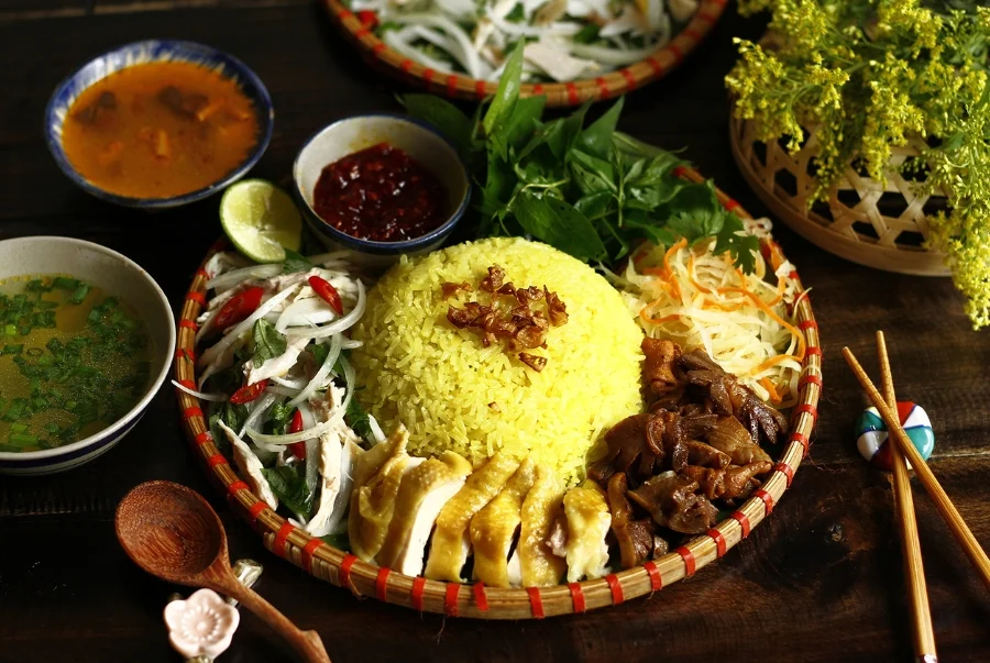Cơm gà Hội An hấp dẫn thực khách bởi hạt cơm vàng óng mềm thơm và thịt gà chắc ngọt