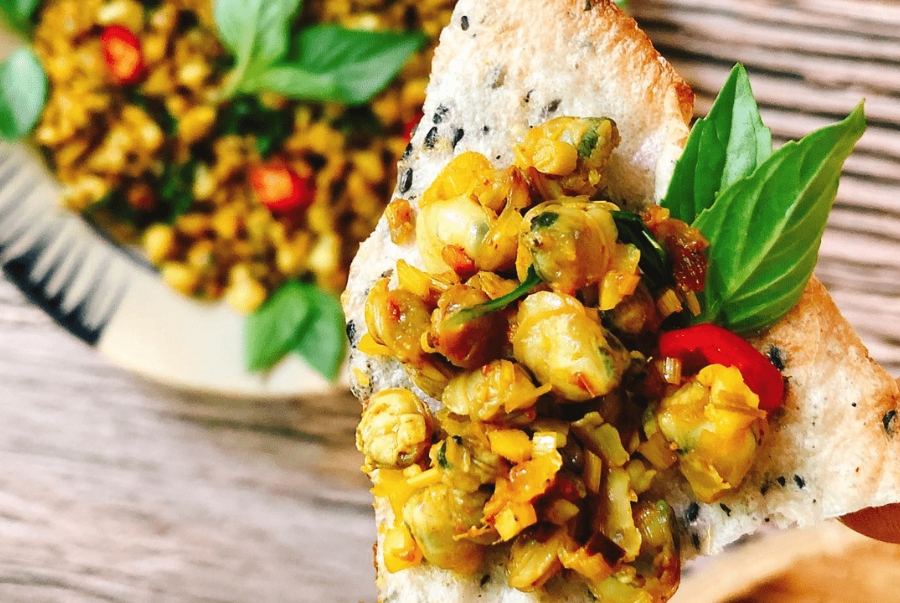 Bánh đập hến xào là món hến ăn cùng lớp bánh ướt mềm kết hợp với hai lớp bánh tráng nướng