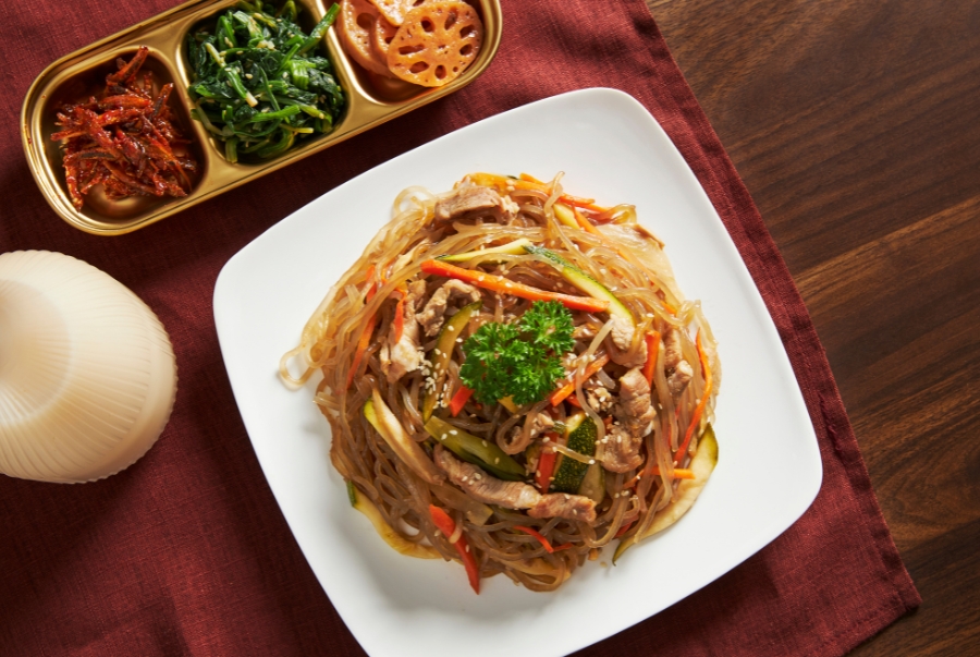 Japchae là món miến xào mang ý nghĩa may mắn và sung túc trong văn hoá Hàn Quốc