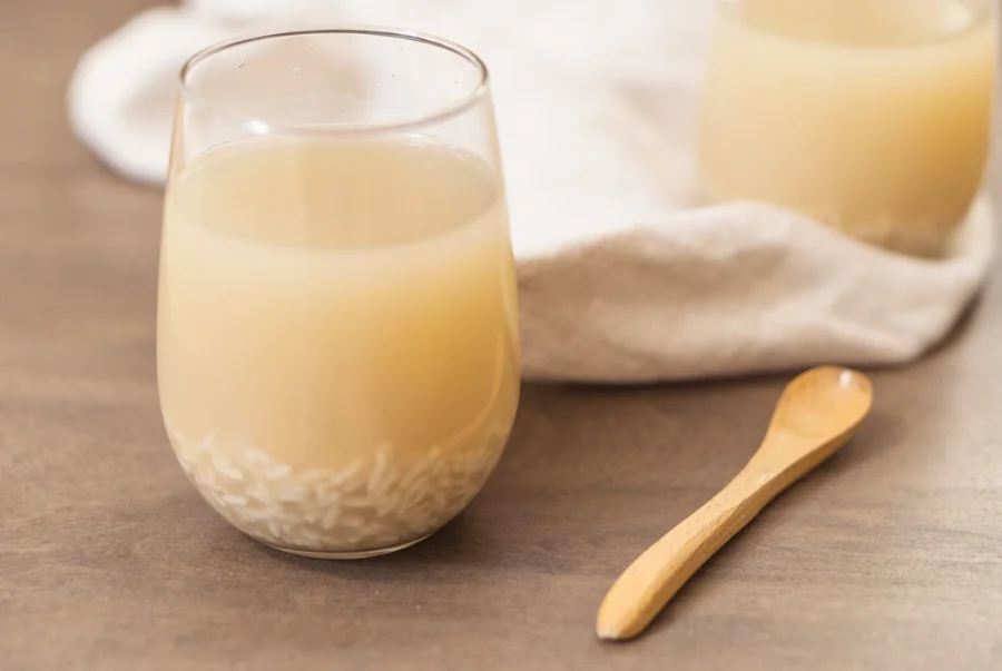 Sikhye là thức uống lên men được nấu từ gạo nếp và mạch nha