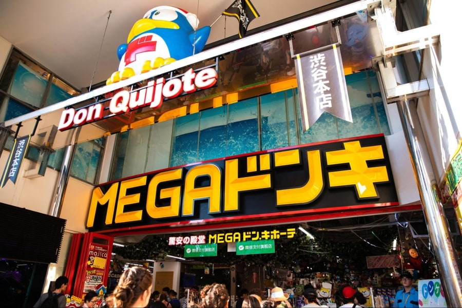 Don Quijote là một chuỗi cửa hàng giảm giá tổng hợp vô cùng độc đáo và thú vị mà bạn chắc chắn không thể bỏ qua khi mua sắm ở Nhật Bản
