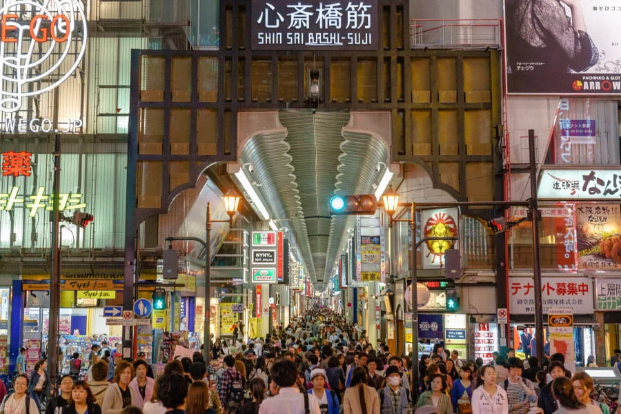 Shinsaibashi là một trong những khu mua sắm sầm uất và nổi tiếng nhất mà bạn không nên bỏ qua khi đi du lịch Osaka