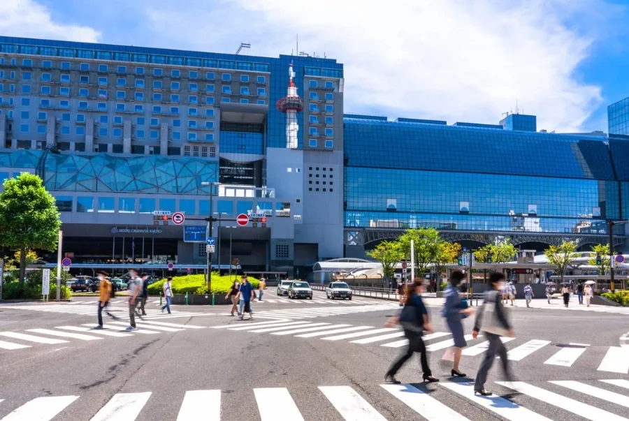 Kyoto Station là trung tâm giao thông quan trọng nhất của thành phố