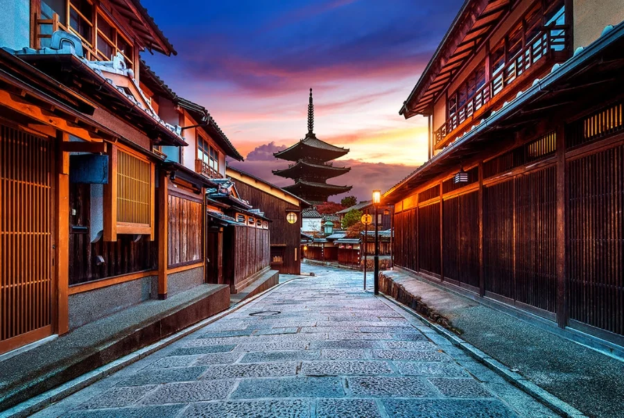 Higashiyama là khu vực tập trung dày đặc các đền chùa và di sản văn hoá tiêu biểu của Kyoto