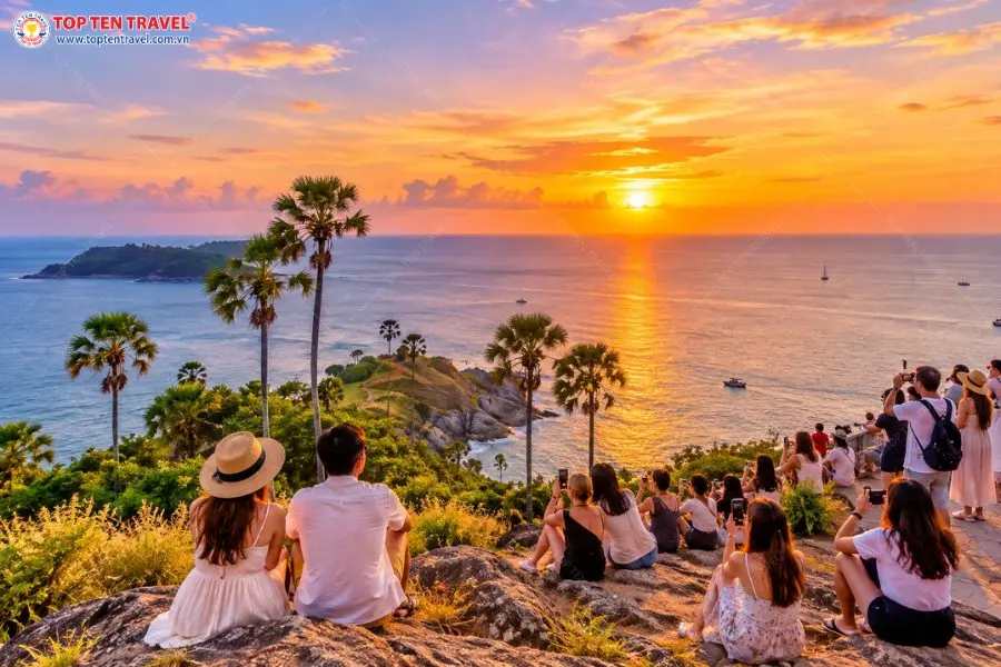 Du khách ngắm hoàng hôn tại mũi Promthep Phuket bên bờ biển Andaman