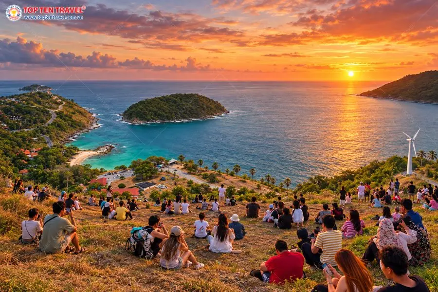 Du khách ngồi trên sườn đồi ngắm hoàng hôn tại Windmill Viewpoint Phuket
