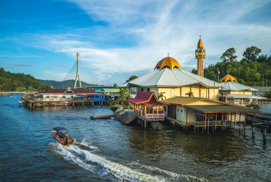 "Toàn cảnh Kampong Ayer – ngôi làng nổi hơn nghìn năm tuổi, biểu tượng văn hóa độc đáo giữa lòng thủ đô Brunei."