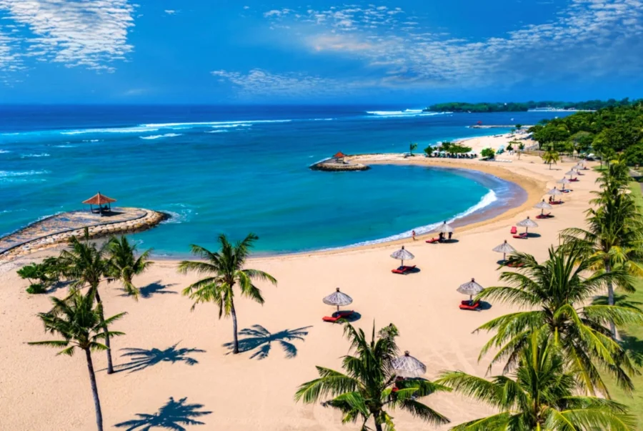 Bao quanh Nusa Dua Beach là những khu nghỉ dưỡng cao cấp và hiện đại
