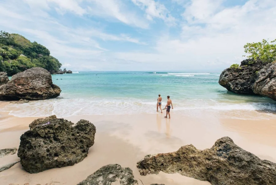 Padang Padang Beach là một viên ngọc ẩn mình giữa những vách đá cao hùng vĩ