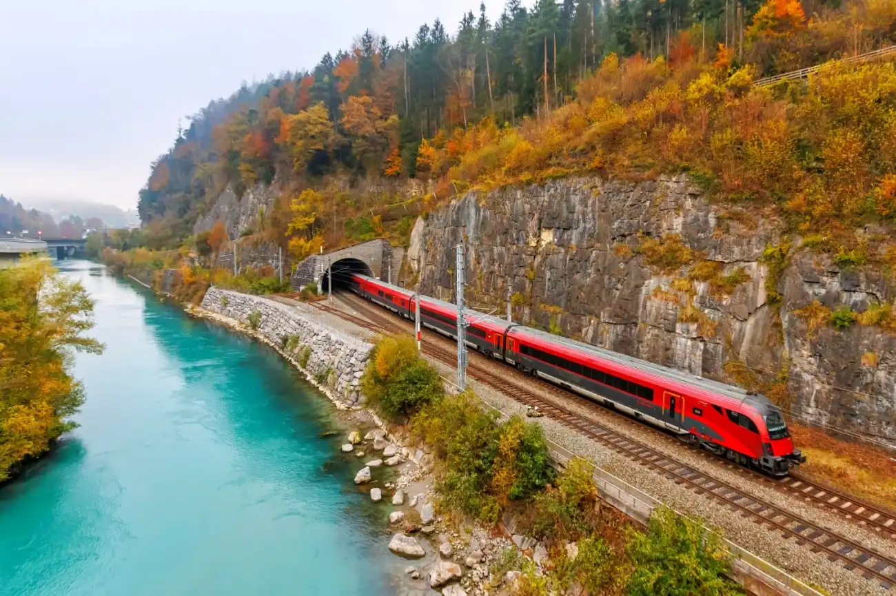 Railjet là dòng tàu đường dài hiện đại ở khu vực Trung Âu