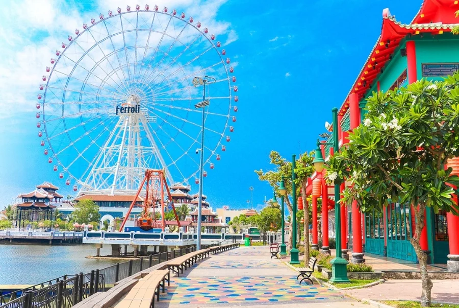 Công viên Châu Á là một khu vui chơi giải trí hiện đại nổi bật với vòng quay Sun Wheel cao hơn 100 mét