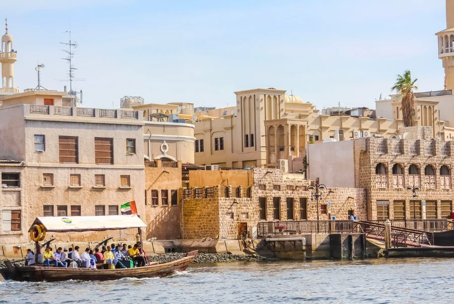 Khu phố cổ Old Dubai bảo tồn nguyên vẹn nét kiến trúc truyền thống với những ngôi nhà làm từ đất sét