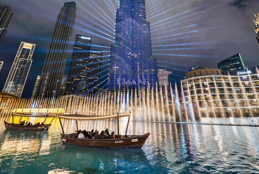 Dubai Fountain là công trình hệ thống phun nước có quy mô lớn nhất thế giới với hơn 6000 đèn chiếu sáng và vòi phun