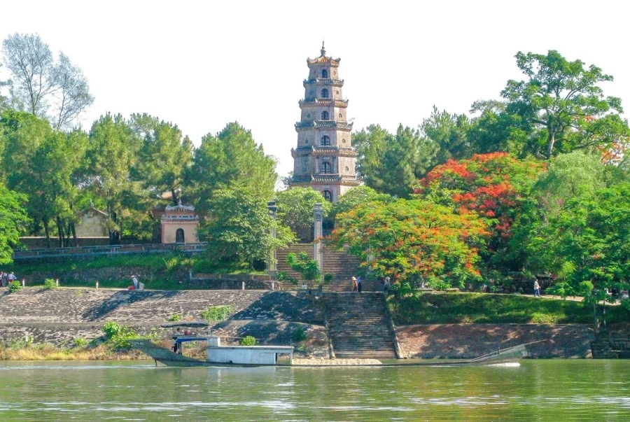 Chùa Thiên Mụ nằm bên dòng sông Hương hiền hoà gắn liền với nhiều giai thoại và dấu ấn lịch sử