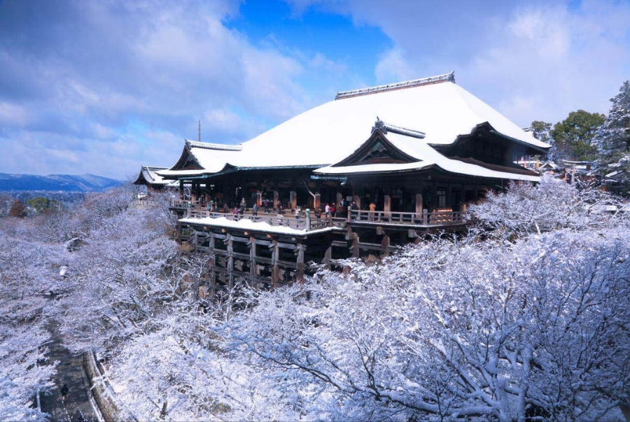 Chùa Kiyomizu dera được xây dựng với kiến trúc sân gỗ lớn vươn ra khỏi sườn núi cao hàng chục mét