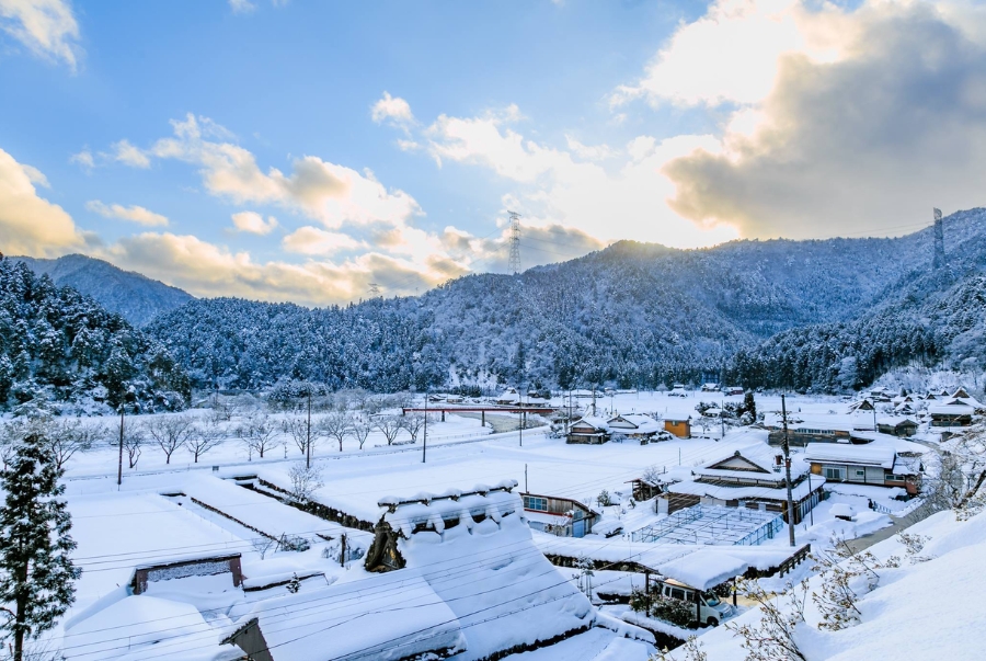 Làng cổ Miyama là một quần thể nhà tranh truyền thống Kayabuki
