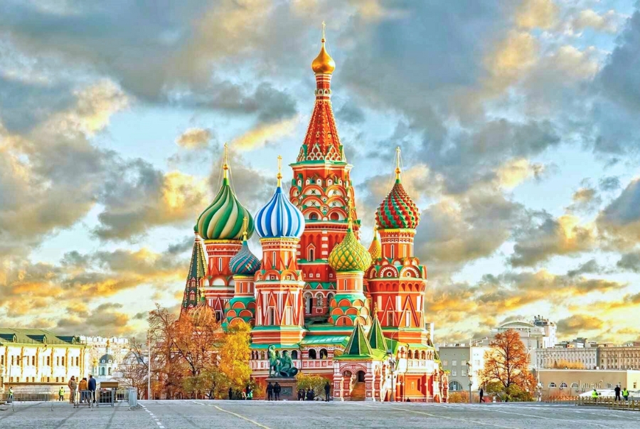 Nhà thờ Saint Basil nổi bật với những mái vòm nhiều màu sắc