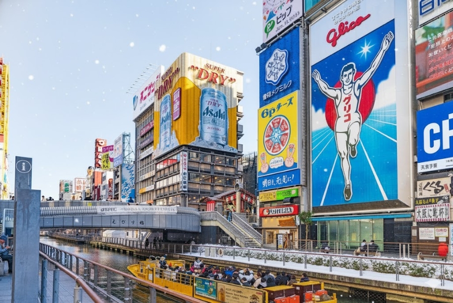 Mùa đông là thời điểm lý tưởng để đến phố Dotonbori thưởng thức các món ăn nóng hổi đặc trưng