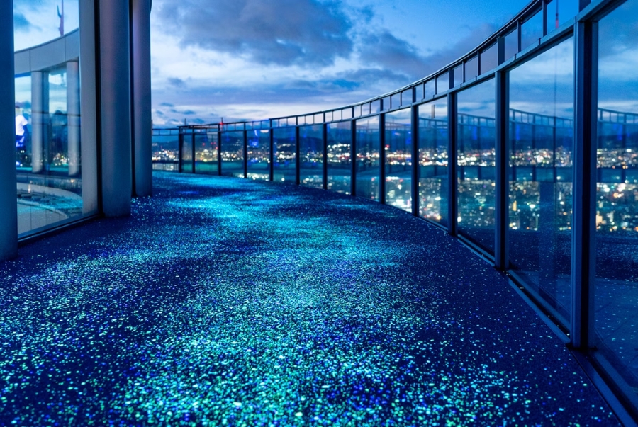 Ngắm nhìn thành phố từ trên tầng cao của Umeda Sky Building là một trải nghiệm thú vị mà du khách không nên bỏ qua