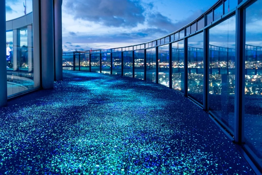 Ngắm nhìn thành phố từ trên tầng cao của Umeda Sky Building là một trải nghiệm thú vị mà du khách không nên bỏ qua
