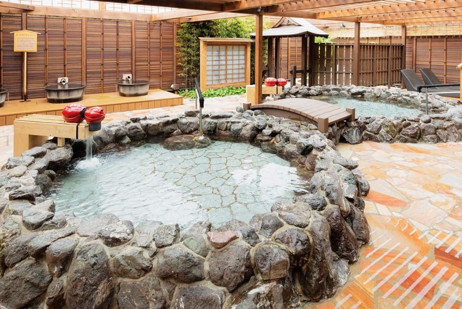 Tắm Onsen là một trải nghiệm không thể thiếu trong những ngày tuyết trắng ở Nhật Bản