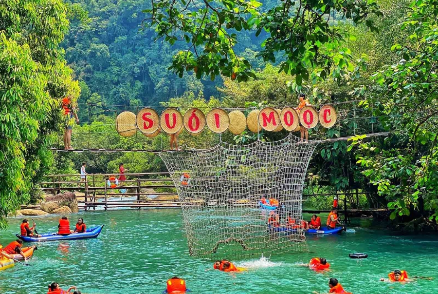 Suối Nước Moọc nổi bật với dòng suối xanh ngọc bích chảy uốn lượn giữa núi rừng hoang sơ