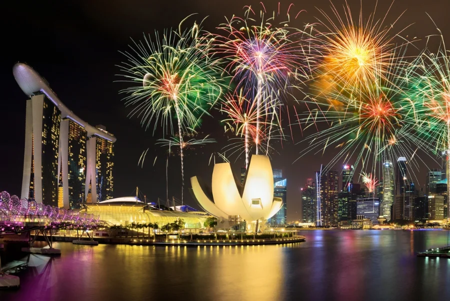 Singapore thu hút du khách bởi những công trình kiến trúc hiện đại rực rỡ ánh đèn về đêm