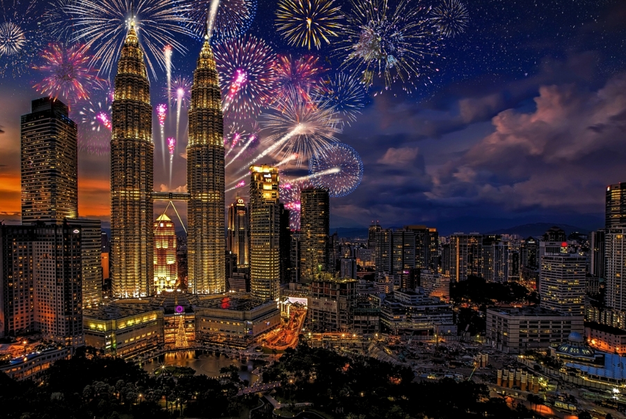 Những màn pháo hoa tại tháp đôi Petronas là điều được nhiều du khách mong chờ khi đến du lịch Malaysia dịp Tết