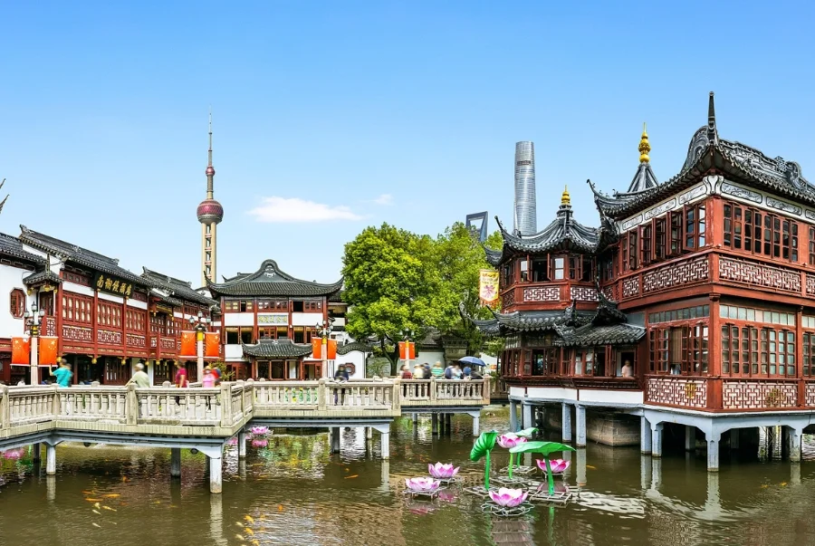 Bên trong miếu bao gồm nhiều điện thờ khác nhau
