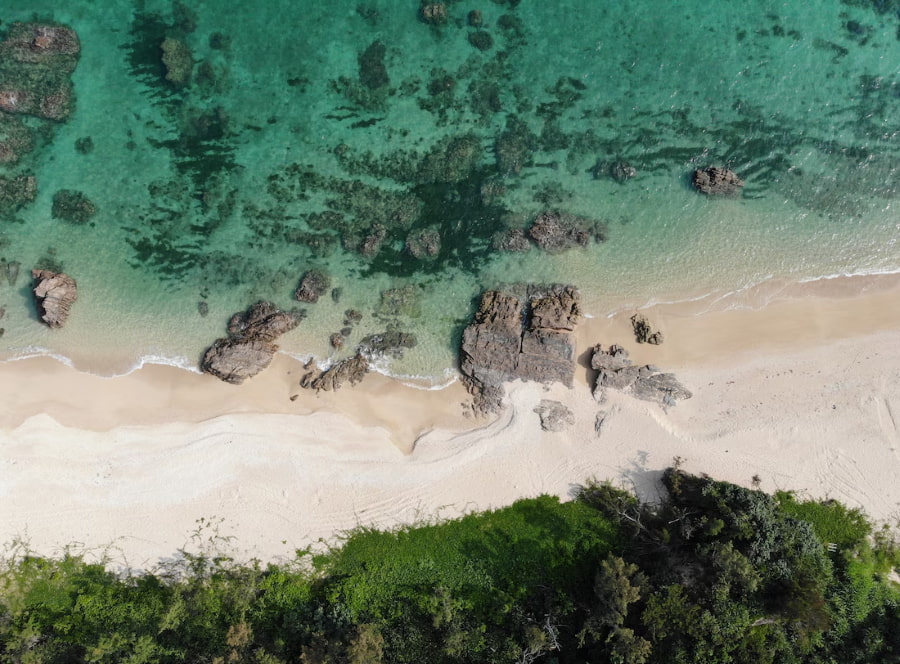 Điều khiến Emerald Beach trở nên đặc biệt chính là màu nước biển xanh ngọc lục bảo tuyệt đẹp, lấp lánh dưới ánh nắng mặt trời