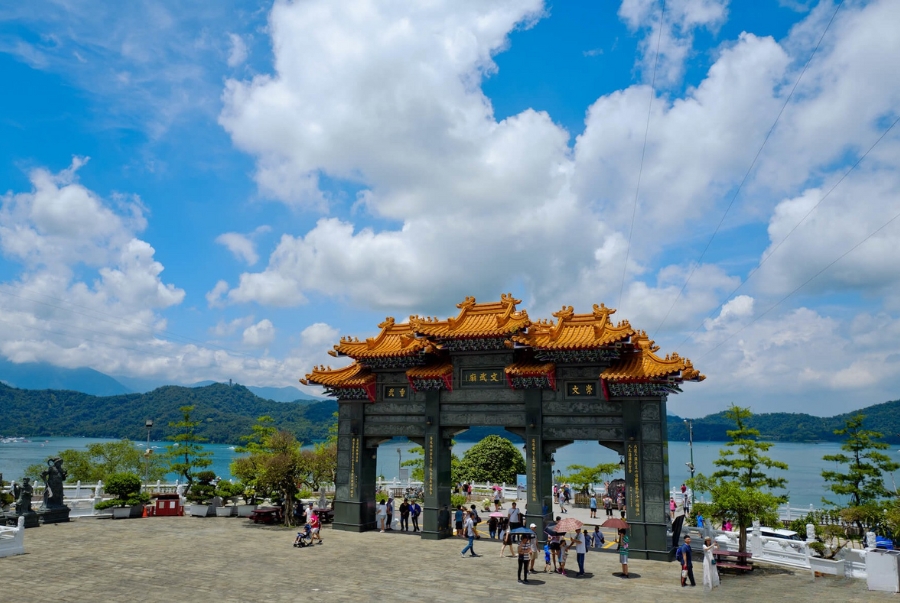 Chùa Wenwu toạ lạc ngay cạnh hồ Nhật Nguyệt thơ mộng