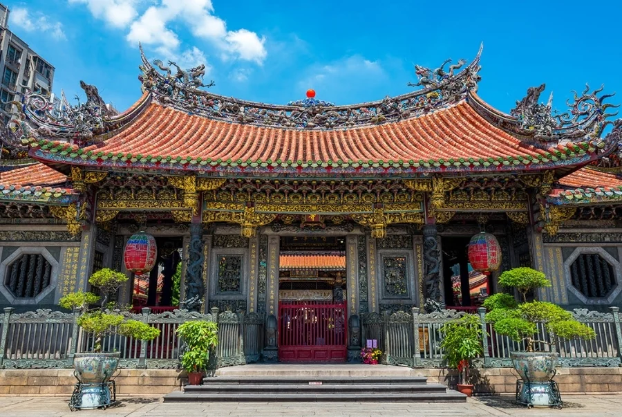 Chùa Long Sơn là một trong những ngôi đền cổ kính nhất tại Đài Loan