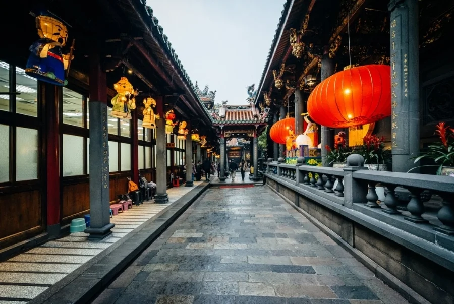 Tết đến xuân về chùa được trang hoàng bằng những chiếc đèn lồng vô cùng rực rỡ